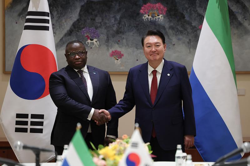 Presiden Yoon Suk Yeol berjabat tangan dengan Presiden Sierra Leone, Julius Maada Bio, pada KTT bilateral yang diadakan pada tanggal 21 September (waktu setempat) di New York, Amerika Serikat. 