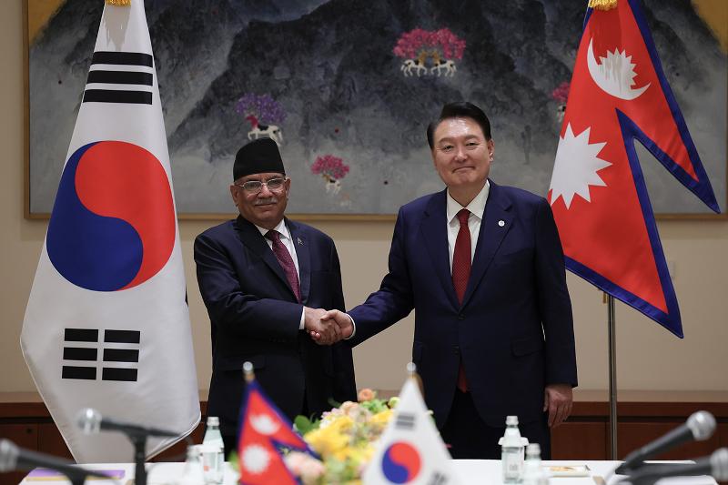 Presiden Yoon Suk Yeol berjabat tangan dengan Perdana Menteri Nepal, Pushpa Kamal Dahal, pada KTT bilateral yang diadakan pada tanggal 21 September (waktu setempat) di New York, Amerika Serikat. 