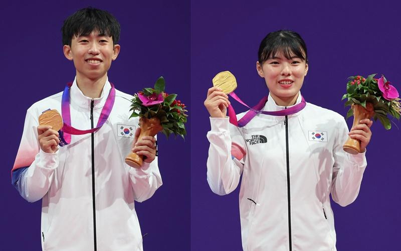 Kang Wan-jin (kiri) dan Cha Yea-eun meraih medali emas pada cabor taekwondo poomsae pada Asian Games Hangzhou yang digelar pada tanggal 24 September di Lin'an Sports Culture & Exhibition Centre, Hangzhou, Tiongkok.