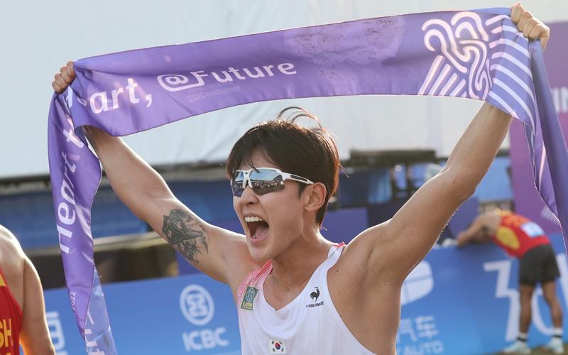 Jun Woong-tae bersorak setelah berhasil meraih medali emas melalui cabor pentathlon modern putra perorangan Asian Games Hangzhou pada tanggal 24 September di Fuyang Yinhu Sports Centre, Hangzhou, Tiongkok. 