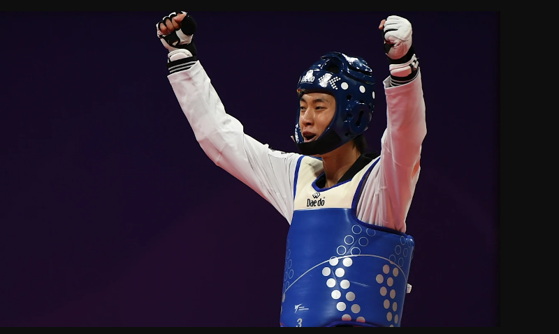 Jang Jun terlihat gembira setelah memastikan kemenangannya pada cabor taekwondo 58 kg putra perorangan di Asian Games Hangzhou yang digelar pada tanggal 25 September (waktu setempat) di Lin'an Sports Culture & Exhibition Centre, Hangzhou, Tiongkok.