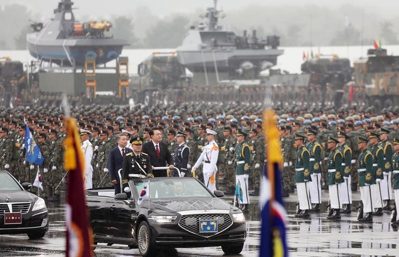 Presiden Yoon Suk Yeol melakukan inspeksi unit tentara nasional Korea di dalam mobil pada upacara Hari Tentara Nasional ke-75 yang digelar pada tanggal 26 September di Bandara Seoul, Kota Seongnam, Provinsi Gyeonggi. Mulai pukul empat sore, parade jalanan diadakan dari Gerbang Sungnyemun hingga Gwanghwamun do Kota Seoul. Acara itu diikuti pasukan dari Angkatan Darat, Angkatan Laut, Angkatan Udara, dan Korps Marinir. (Yonhap News)