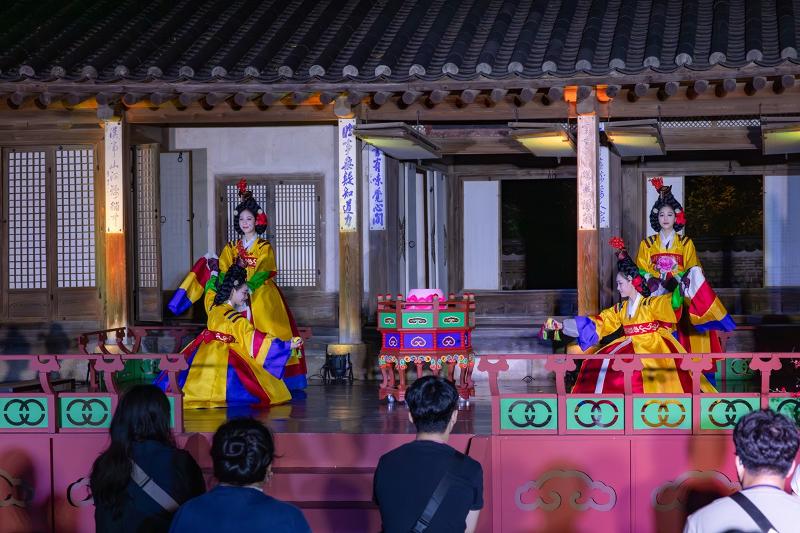 Pertunjukan seni tradisional ditampilkan di Aula Yeongyeongdang pada tanggal 21 September lalu. Foto di atas menunjukkan para penari yang sedang menarikan tarian bosangmu. 