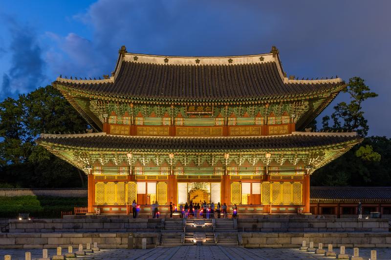 Pengunjung bisa menyaksikan pesona Aula Injeongjeon di malam hari melalui Moonlight Tour yang disediakan oleh Istana Changdeokgung. Aula ini merupakan tempat untuk bertemu raja melalui upacara penobatan raja dan upacara penerimaan utusan dari luar negeri. 