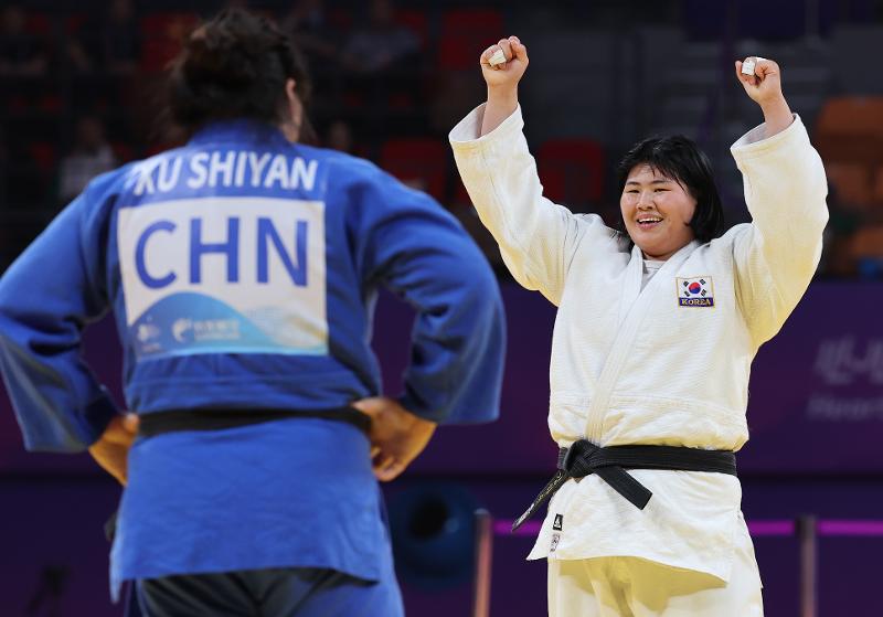 Kim Hayun bersorak setelah berhasil memenangkan babak final judo +78 kg putri perorangan yang digelar pada tanggal 26 September (waktu setempat) di Xiaoshan Linpu Gymnasium, Hangzhou, Tiongkok. 