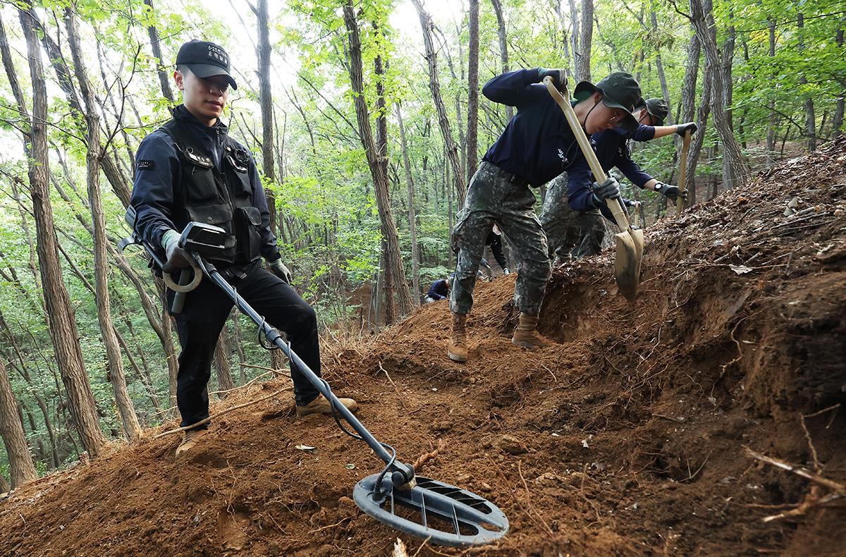 Pada pagi hari tanggal 11 Oktober, MAKRI (MND Agency for KIA Recovery & Identification) di bawah Kementerian Pertahanan Korea dan para tentara Divisi Infanteri ke-51 Angkatan Darat menggali sisa-sisa jenazah prajurit Perang Korea (1950-1953) di daerah Gunung Moraksan, Uiwang-si, Provinsi Gyeonggi. Daerah Gunung Moraksan adalah tempat yang berkontribusi besar terhadap perebutan kembali ibu kota Korea, yaitu Seoul selama Perang Korea. Sebanyak lima kali proyek penggalian sisa-sisa jenazah telah dilakukan sejak tahun 2009. Melalui penggalian sisa-sisa jenazah yang dimulai pada 11 September, ditemukan sekitar 350 barang peninggalan, termasuk tiga jenazah utuh, satu bagian jenazah, selongsong peluru, sisa granat, dan hulu ledak. (Yonhap News)