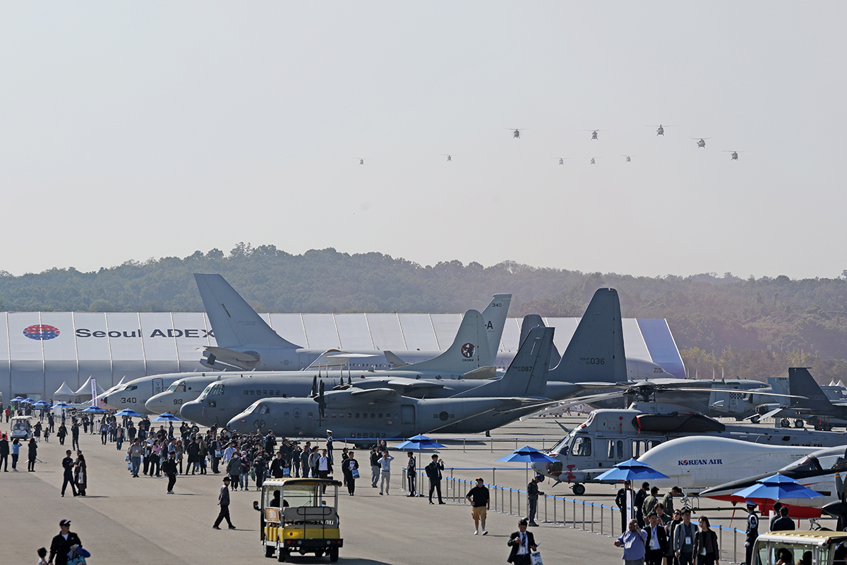 Pada hari pers Seoul ADEX 2023 yang digelar tanggal 16 Oktober, pesawat tempur dan pesawat komersial dipajang di Bandara Seoul, Kota Seongnam, Provinsi Gyeonggi. Seoul ADEX 2023 merupakan pameran industri antariksa dan pertahanan terbesar di Korea. Pameran yang diikuti 550 perusahaan dari 35 negara ini juga akan menampilkan pesawat tempur yang diproduksi dalam Korea seperti KF-21 dan pesawat tempur F-22 Raptor AS. Ini merupakan kali pertama KF-21 dibuka ke publik. Pameran ini berlangsung pada tanggal 17-22 Oktober. (Yonhap News)