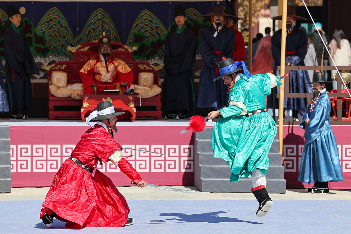 Pada tanggal 20 Oktober, diadakan reka ulang upacara pemeriksaan penjaga istana tahun 2023, yakni Cheopjong, di depan Gerbang Hongnyemun Istana Gyeongbokgung, Jongno-gu, Seoul. Cheopjong adalah lonceng besar yang digunakan untuk situasi darurat dan merupakan upacara pemeriksaan di mana tentara di istana, seluruh pegawai negeri dan pejabat militer, dan bahkan tentara pusat (Owi) dikumpulkan dan diperiksa. (Yonhap News)