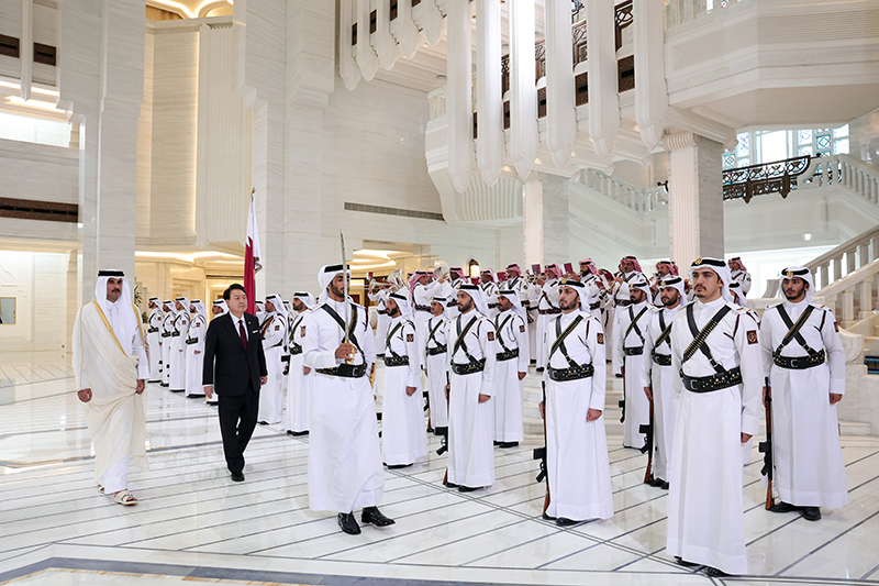 Presiden Yoon Suk Yeol (kiri) disambut oleh para prajurit saat akan mengadakan KTT (Konferensi Tingkat Tinggi) dengan Emir Qatar, Tamim bin Hamad Al Thani pada tanggal 25 Oktober (waktu setempat) di Amiri Diwan, Doha, Qatar.