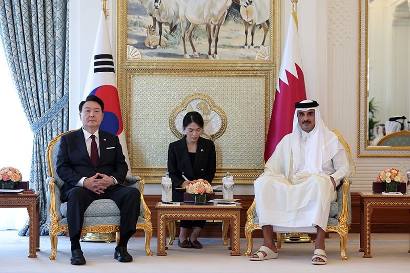 Presiden Yoon Suk Yeol (kiri) mengadakan KTT (Konferensi Tingkat Tinggi) dengan Emir Qatar, Tamim bin Hamad Al Thani pada tanggal 25 Oktober (waktu setempat) di Amiri Diwan, Doha, Qatar. 