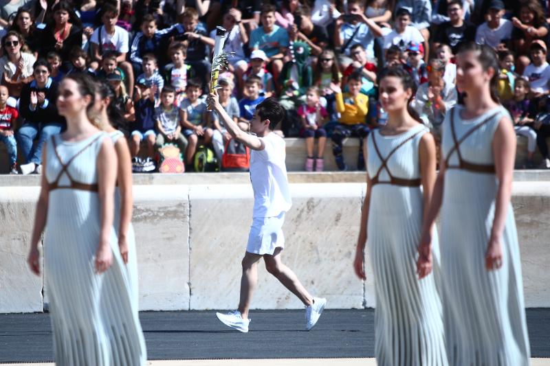 Kim Hyun-gyeom, atlet Korea cabor seluncur indah, berlari dengan membawa obor Olimpiade Remaja Musim Dingin Gangwon 2024 pada tanggal 3 Oktober (waktu setempat) di Panathenaic Stadium, Athena, Yunani. (Hellenic Olympic Committee)