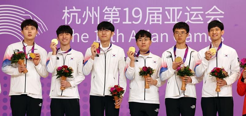 Tim nasional Korea berhasil meraih medali emas pada cabor go beregu putra pada babak final yang berlangsung tanggal 3 Oktober di Hangzhou Qi-Yuan (Zhilli) Chess Hall, Tiongkok. Dari kiri ke kanan: Park Jeong Hwan, Kim Myunghyun, Shin Jinseo, Shin Minjun, Byeon Sangil, dan Lee Ji Hyun. 