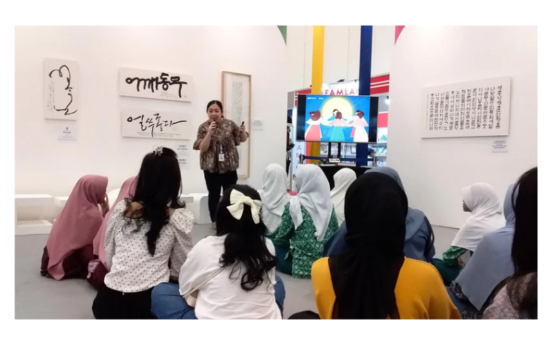 Debora, staff KCCI, menjelaskan tentang Chuseok kepada pengunjung Korea Pavilion.