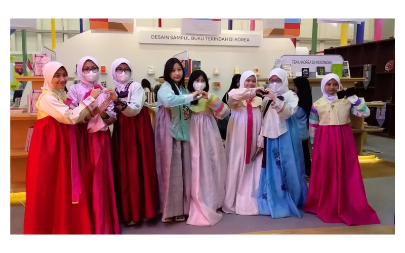 Pelajar dari SMP An-Nisaa Izada Pondok Aren berfoto mengenakan Hanbok.