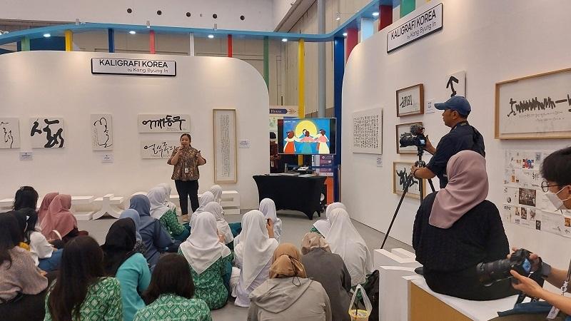 KCC Indonesia memberikan penjelasan mengenai beragam kegiatan yang dilakukan saat perayaan Chuseok kepada pengunjung pameran.