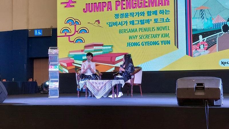 Penulis novel Jeong Gyeong Yun berbagi tips dalam gelar wicara yang dilaksanakan pada tanggal 30 September 2023.