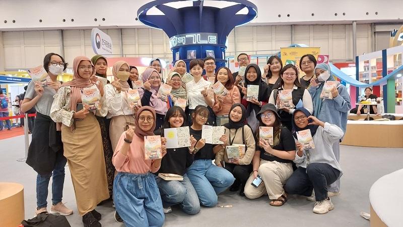 Penggemar berfoto bersama penulis Jeong Gyeong Yun saat sesi penandatanganan buku Why Secretary Kim?. Sesi penandatanganan buku ini diikuti oleh kurang lebih 50 penggemar yang dipilih melalui event instagram KCC Indonesia sebanyak 30 orang, dan melalui event on the spot sebanyak 20 orang.