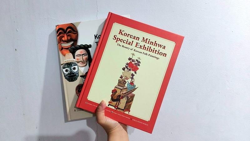 Buku yang penulis peroleh dari pembagian buku gratis oleh KCC Indonesia. Alasan penulis memilih kedua buku ini karena buku ini diterbitkan atas kerjasama antara Kedutaan Besar Republik Korea di Indonesia, Pusat Kebudayaan Korea (KCC) di Indonesia, Hahoe World Mask Museum (Korean Traditional Mask Exhibition) dan Korean Minhwa Museum (Korean Minhwa Special Exhibition).