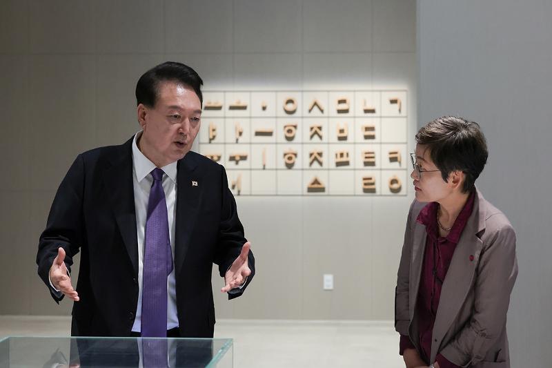 Pada tanggal 5 Oktober, Presiden Yoon Suk Yeol mengunjungi Pameran Hunminjeongeum, The Design of a Writing System Beyond Millennia yang berada di Museum Hangeul Nasional, Yongsan-gu, Seoul. (Kim Yong Wii, Kantor Kepresidenan Republik Korea)