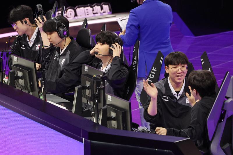 Tim Korea terlihat gembira setelah memastikan medali emas pada final League of Legends yang digelar pada cabang olahraga esports Asian Games Hangzhou yang digelar pada tanggal 29 September di Hangzhou Esports Center, Hangzhou, Tiongkok. Dari kiri ke kanan: Choi Woo-je, Jung Ji-hun, Park Jae-hyeok, dan Ryu Min-seok. 