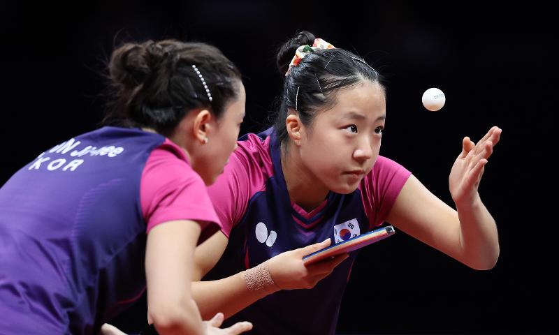 Shin Yu-bin (kanan) sedang melakukan servis dalam pertandingan final tenis meja putri beregu Asian Games Hangzhou melawan Korea Utara yang digelar pada tanggal 2 Oktober di Gongshu Canal Sports Park Gymnasium, Hangzhou, Tiongkok. Tim Korea yang terdiri dari Shin dan Jeon Ji-hee mampu meraih medali emas setelah mengalahkan Korut dengan skor 4-1. Ini adalah medali emas tenis meja putri beregu pertama dalam 21 tahun. 