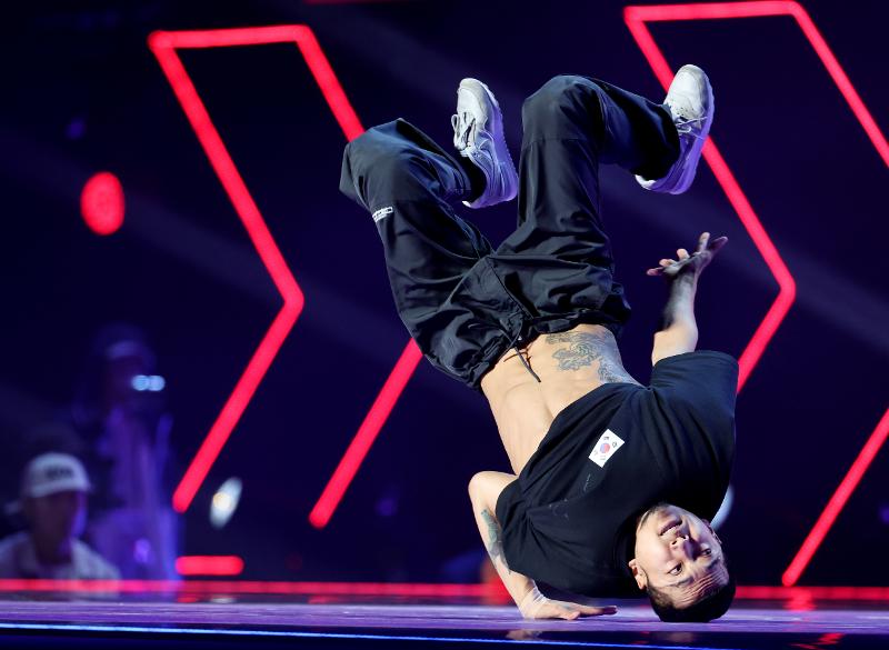 Kim Hong-yul menampilkan sebuah teknik breakdance pada pertandingan babak final B-Boys Asian Games Hangzhou yang digelar pada tanggal 7 Oktober di Gongshu Canal Sports Park Gymnasium, Hangzhou, Tiongkok. Kim mampu meraih medali perak pada hari itu. Breakdance menjadi cabor resmi Olimpiade Paris yang akan digelar pada tahun 2024 mendatang dan kali ini pun baru pertama kali dipertandingkan di Asian Games. 