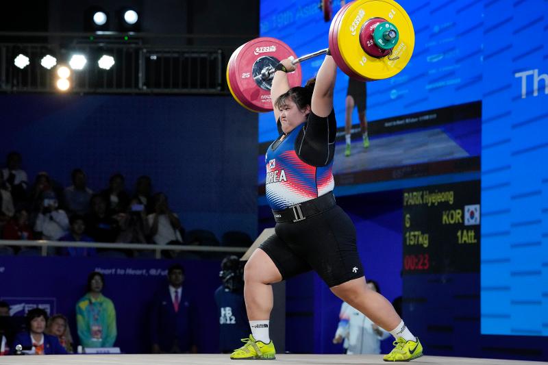 Park Hye-jeong terlihat sedang mengangkat beban pada pertandingan angkat beban putri perorangan kelas +87 kg Asian Games Hangzhou yang digelar pada tanggal 7 Oktober di Xiaoshan Sports Center Gymnasium, Hangzhou, Tiongkok. Park mampu meraih medali emas setelah berhasil mengangkat total 294 kg melalui angkatan snatch sebesar 125 kg dan clean & jerk sebesar 169 kg. 