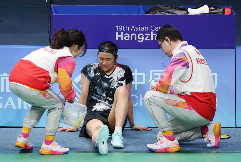 An Se Young (tengah) terlihat sedang mendapatkan perawatan pada lututnya di tengah pertandingan final bulutangkis putri perorangan Asian Games Hangzhou melawan Chen Yufei (Tiongkok) yang digelar pada tanggal 7 Oktober di Binjiang Gymnasium in Hangzhou, Tiongkok. Di tengah set pertama, An mendapatkan perawatan dari tim medis akibat cedera pada lutut kanannya. Walaupun tidak berada dalam kondisi maksimal, An berhasil meraih medali emas pada hari itu. 