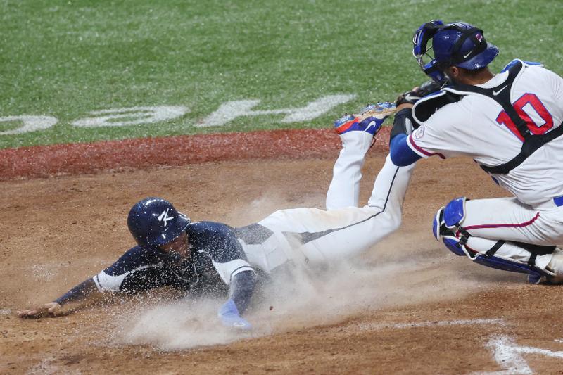 Korea berhasil meraih medali emas dalam cabor bisbol putra Asian Games Hangzhou setelah mengungguli Taiwan dengan skor 2-0 pada babak final yang digelar tanggal 7 Oktober di Shaoxing Baseball and Softball Sports Culture Center, Hangzhou, Tiongkok. Foto di atas menunjukkan Moon Bo-gyeong yang sedang kembali ke home berkat pukulan Kim Ju-won pada inning ke-2.