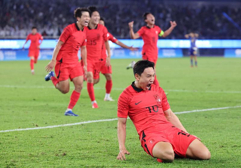 Cho Young-wook melakukan selebrasi setelah mencetak gol kemenangan pada pertandingan babak final sepakbola putra Asian Games Hangzhou yang digelar pada tanggal 7 Oktober di Huanglong Sports Centre Stadium, Hangzhou, Tiongkok. Korea berhasil meraih medali emas Asian Games berturut-turut setelah unggul dengan skor 2-1.