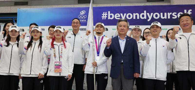 Delegasi utama tim nasional Korea untuk Asian Games Hangzhou berfoto bersama setelah tiba di Bandara Internasional Incheon pada tanggal 9 Oktober. Direktur Korean Sport & Olympic Committee (KSOC), Lee Kee-heung, berkata, Masyarakat Korea telah mendukung para atlet dengan penuh semangat. Berkat Anda semua, para atlet dapat memberikan hasil yang terbaik dan kembali tanpa cedera.