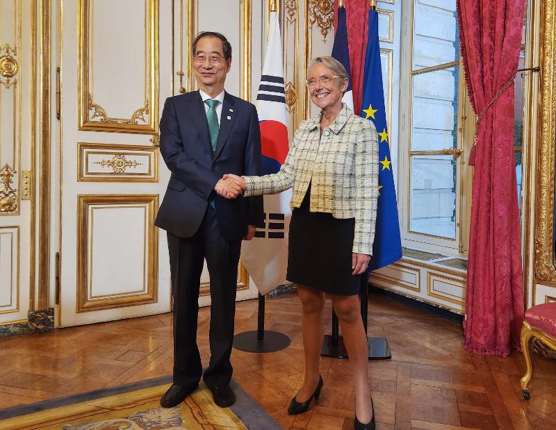 Perdana Menteri Han Duck-soo (kiri) berjabat tangan dengan Perdana Menteri Prancis, Elisabeth Borne, di Kantor Perdana Menteri Prancis pada tanggal 9 Oktober (waktu setempat). (Yonhap News) 