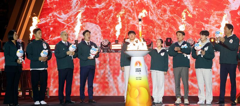 So Jaehwan(kelima dari kiri) dan Youn Seojin (keenam dari kiri) sedang menyalakan obor pada acara hitung mundur 100 hari jelang Olimpiade Remaja Musim Dingin Gangwon 2024 yang digelar pada tanggal 11 Oktober di Seoul Plaza, Jung-gu, Seoul. Dari kiri ke kanan: Lee Sanghwa (Kepala Komite Pelaksana Gangwon 2024), Yun Sungbin (Duta Promosi Gangwon 2024), Yu In-chon (Menteri Kebudayaan, Olahraga, dan Pariwisata), Jin Jong-oh (Kepala Komite Pelaksana Gangwon 2024), So, Youn, Kim Jin-tae (Gubernur Provinsi Gangwon), Park Ji Won (atlet short track), dan Oh Se-hoon (Wali Kota Seoul). 