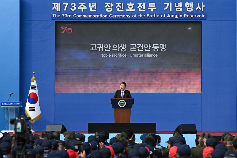 Presiden Yoon Suk Yeol memberikan pidato pada Upacara Peringatan Pertempuran Jangjin ke-73 yang digelar pada tanggal 12 Oktober di Peace Plaza, The War Memorial of Korea, Yongsan-gu, Seoul. 