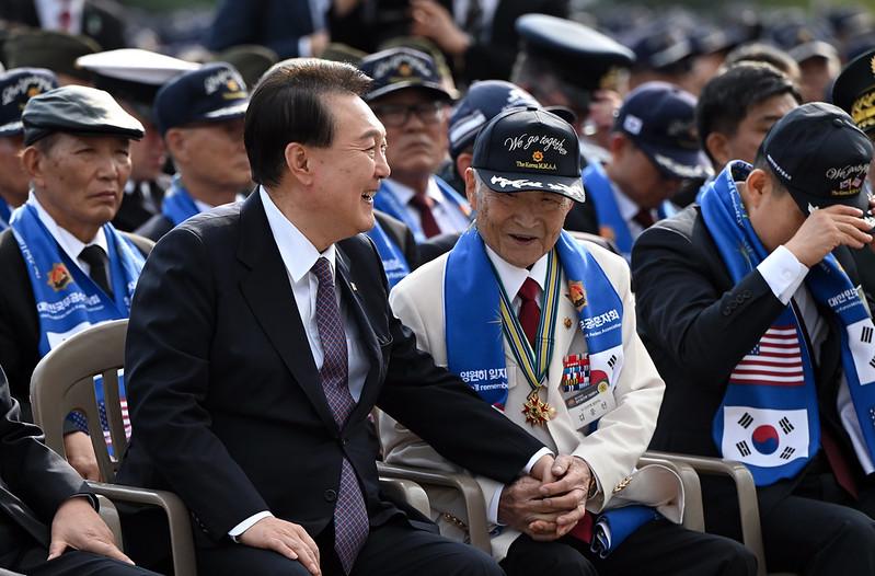 Presiden Yoon Suk Yeol (kiri) memegang tangan Kim Eung Seon, seorang patriot perang yang berpartisipasi pada Evakuasi Hungnam tahun 1950. Presiden Yoon menghadiri Upacara Peringatan Pertempuran Jangjin ke-73 yang digelar pada tanggal 12 Oktober di Peace Plaza, The War Memorial of Korea, Yongsan-gu, Seoul.