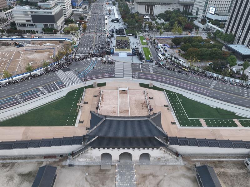 Hasil restorasi woldae di depan Istana Gyeongbokgung dibuka untuk publik pada tanggal 15 Oktober lalu di Gwanghwamun, Istana Gyeongbokgung. Restorasi tersebut mengembalikan bentuk woldae yang dihancurkan pada tahun 1923 oleh Pemerintah Kolonial Jepang untuk membentuk jalur trem. (Yonhap News) 