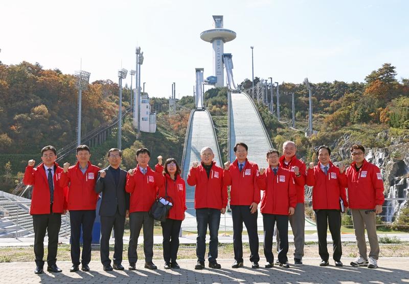 Menteri Kebudayaan, Olahraga, dan Pariwisata Yu In-chon (tengah) mengambil foto peringatan saat mengunjungi Alpensia Ski Jumping Centre untuk meninjau situasi persiapan Olimpiade Remaja Musim Dingin Gangwon 2024 pada tanggal 18 Oktober di Pyeongchang, Provinsi Gangwon. (Kementerian Kebudayaan, Olahraga, dan Pariwisata, Heo Man-jin)