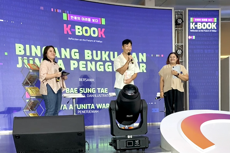 Penulis dan ilustrator Bae Sung Tae sedang menyapa para penggemar yang hadir dalam acara bincang buku pada tanggal 13 Oktober 2023 di KOREA 360.