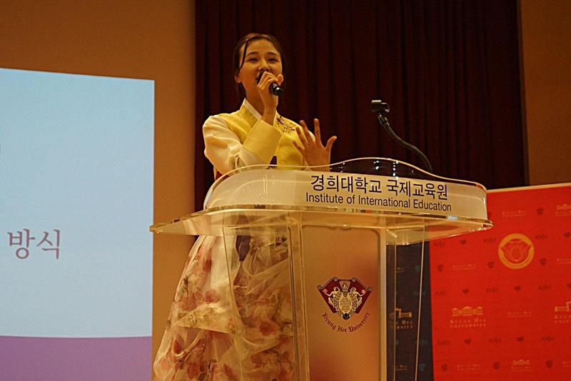 Samanchieva Aziza (Kirgiztan) mempertunjukkan kemampuan bahasa Koreanya dalam Lomba Pidato Bahasa Korea untuk Orang Asing Sedunia ke-25 yang digelar pada tanggal 19 September di Crown Concert Hall, Kyung Hee University, Dongdaemun-gu, Seoul. 