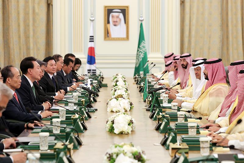 Presiden Yoon Suk Yeol mengadakan pertemuan dengan Putra Mahkota sekaligus Perdana Menteri Arab Saudi, Mohammed bin Salman bersama dengan para menteri kedua belah negara pada tanggal 22 Oktober di Istana Al-Yamamah di Riyadh, Arab Saudi. (Kim Yong Wii, Kantor Kepresidenan Republik Korea)