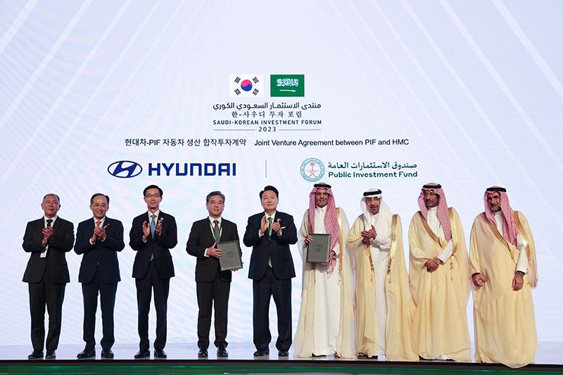 Presiden Yoon Suk Yeol *(kelima dari kiri) berfoto bersama dengan pengesahan perjanjian investasi bersama untuk memproduksi mobil antara Hyundai Motor Company dengan PIF yang digelar pada tanggal 22 Oktober (waktu setempat) di Hotel Fairmont, Riyadh, Arab Saudi. (Kim Yong Wii, Kantor Kepresidenan Republik Korea)