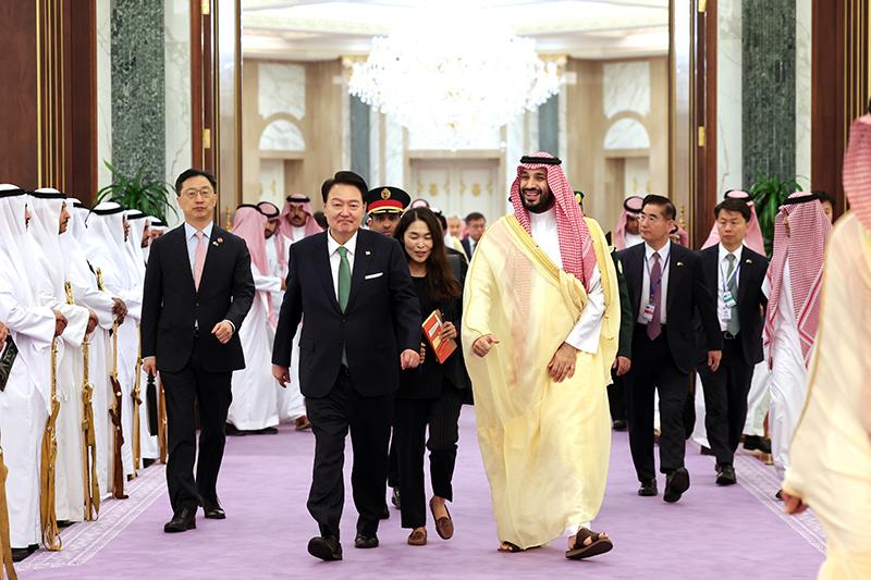 Presiden Yoon Suk Yeol mengadakan pertemuan dengan Putra Mahkota sekaligus Perdana Menteri Arab Saudi, Mohammed bin Salman bersama dengan para menteri kedua belah negara lalu menghadiri jamuan makan siang bersama pada tanggal 22 Oktober (waktu setempat) di Istana Al Yamamah, Riyadh, Arab Saudi. (Kim Yong Wii, Kantor Kepresidenan Republik Korea) 