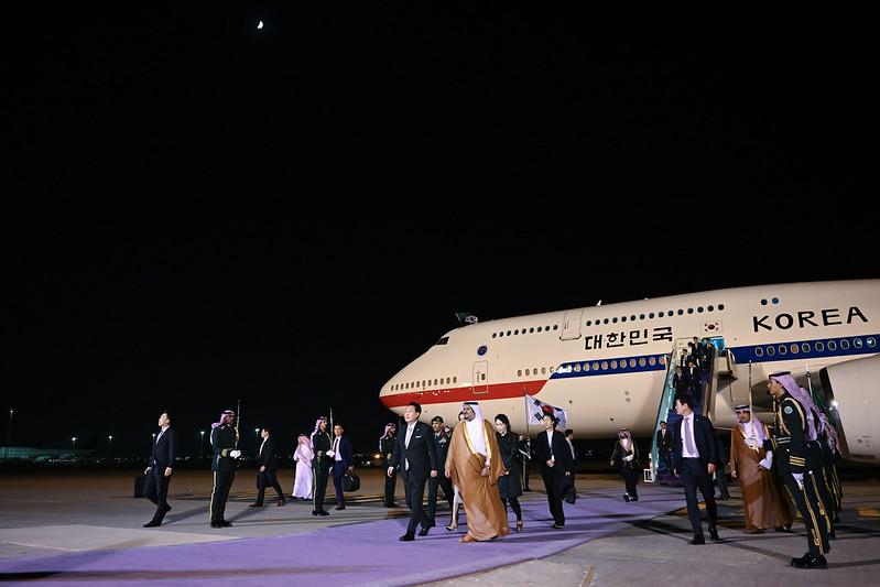 Presiden Yoon Suk Yeol dan Ibu Negara Kim Keon Hee tiba pada tanggal 21 Oktober (waktu setempat) di Bandar Udara Internasional Raja Khalid, Riyadh, Arab Saudi. Presiden dan rombongannya disambut dengan dua pesawat jet tempur F-15 dari pihak Arab Saudi saat Air Force One masuk ke dalam wilayah Arab Saudi. (Kang Min Seok, Kantor Kepresidenan Republik Korea) 