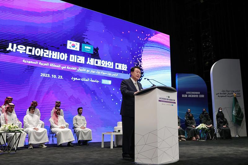 Presiden Yoon Suk Yeol memberikan kuliah umum bertajuk Dialog dengan Generasi Masa Depan Arab Saudi di depan sekitar dua ribu orang mahasiswa pada tanggal 23 Oktober (waktu setempat) di King Saud University, universitas yang pertama kali dibangun di Arab Saudi. Dalam pidatonya, Presiden Yoon menekankan, Hubungan kemitraan istimewa Korea dan Arab Saudi pada tahun 1970-an telah menjadi dasar pertumbuhan ekonomi Korea yang disebut sebagai Keajaiban Sungai Hangang. Para pemudalah yang mampu membuat dan mendorong perubahan dan inovasi. (Kim Yong Wii, Kantor Kepresidenan Republik Korea) 