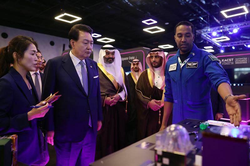 Presiden Yoon Suk Yeol mengunjungi salah satu stan pameran pada Forum Kemitraan Teknologi Masa Depan Korea-Arab Saudi yang digelar pada tanggal 23 Oktober (waktu setempat) di King Abdulaziz City for Science and Technology (KACST). Dalam kata sambutannya, Presiden Yoon mengungkapkan, Mari kita gambar masa depan bersama dan dunia melalui hubungan kemitraan antara Korea dengan Arab Saudi yang berbasis pada kemitraan teknologi masa depan. (Jeon Han) 