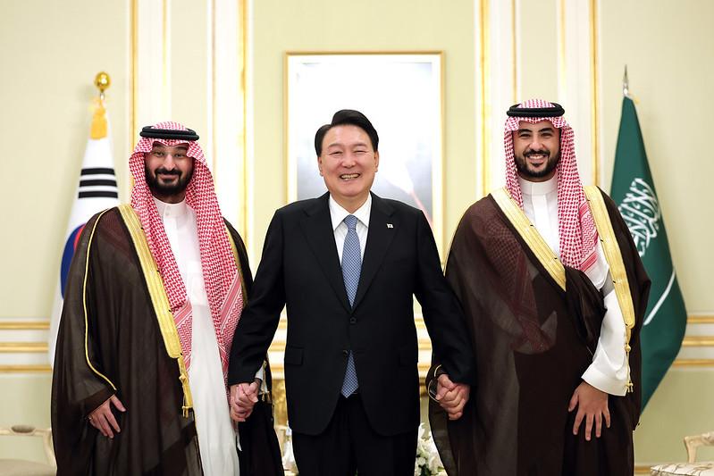 Presiden Yoon Suk Yeol (tengah) berfoto bersama Menteri Pertahanan Nasional Arab Saudi, Khalid bin Salman Al Saud (kanan), dan Menteri Garda Nasional Arab Saudi, Abdullah bin Bandar Al Saud pada tanggal 23 Oktober (waktu setempat). Pada pertemuan hari itu, Menteri Khalid berkata, Kami berharap bisa bekerja sama seterusnya dengan Korea dalam bidang pertahanan. Presiden Yoon menjawab, Mari kita bekerja sama lebih dalam lagi dalam bidang pertahanan melalui berbagai hal, seperti pendidikan tentar, pelatihan bersama, kunjungan militer, dan pertukaran sumber daya manusia. (Kim Yong Wii, Kantor Kepresidenan Republik Korea)