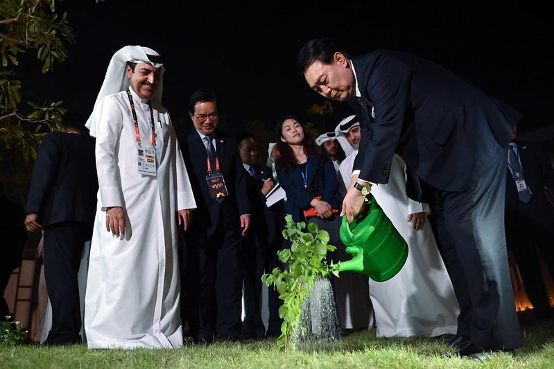 Presiden Yoon Suk Yeol menyiram bibit pohon kurma Qatar yang dihadiahi oleh Emir Qatar, Tamim bin Hamad Al Thani, saat menghadiri upacara pembukaan Paviliun Korea pada Expo 2023 Doha Qatar yang digelar pada tanggal 24 Oktober (waktu setempat) di Taman Albidda, Doha, Qatar. (Kang Min Seok, Kantor Kepresidenan Republik Korea)