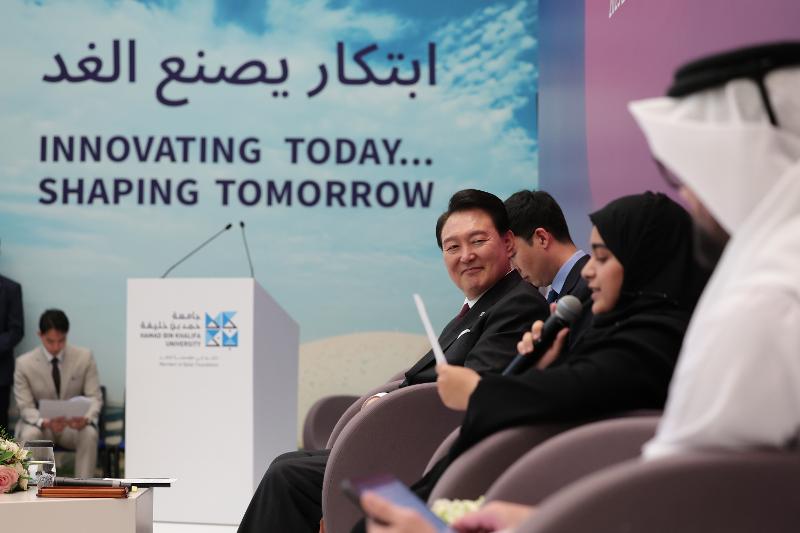 Presiden Yoon Suk Yeol terlihat sedang mendengarkan pidato dari salah satu peserta Dialog dengan Pemimpin Muda yang digelar tanggal 25 Oktober (waktu setempat) di Universitas Hamad Bin Khalifa, Education City, Doha, Qatar. Pada hari itu, Presiden Yoon mengungkapkan, Banyak hal yang Korea dan Qatar bisa jalin melalui kerja sama dalam berbagai bidang. Kerja sama bilateral akan berjalan secara dinamis melalui ilmu pengetahuan dan teknologi, misalnya melalui inovasi pertahanan nasional yang terwujud melalui teknologi, perawatan tatap muka melalui kecerdasan buatan, serta pertanian hidroponik. (Yonhap News) 