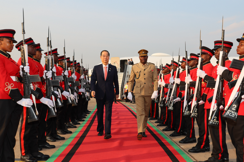 Pada tanggal 30 Oktober (waktu setempat), Perdana Menteri Han Duck-soo menerima ucapan selamat datang saat tiba di Bandara Internasional Kamuzu, Lilongwe, Malawi. (Kantor Perdana Menteri Korea) 