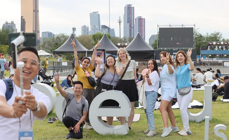 Para turis asing terlihat sedang berfoto bersama pada 2023 Seoul Music Festival yang diselenggarakan pada tanggal 24 September di Pulau Nodeulseom, Yongsan-gu, Seoul. (Yonhap News) 